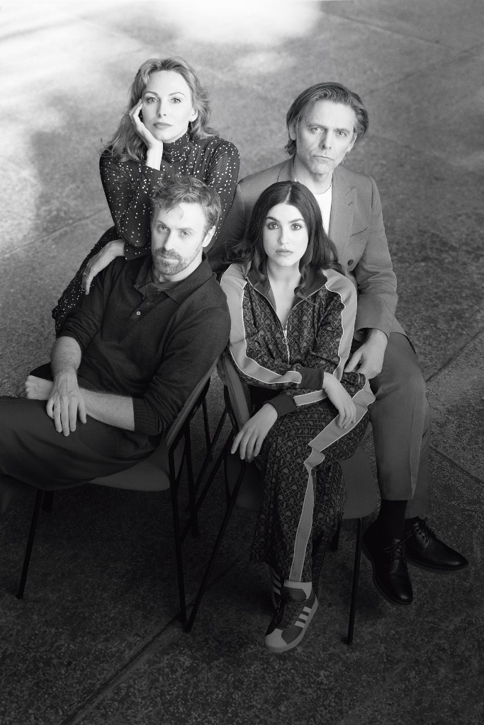 Zdjęcie promocyjne spektaklu ZAĆMIENIE W DWÓCH AKTACH Pabla Remóna w reżyserii Grzegorza Małeckiego: Anna Lobedan, Mateusz Rusin, Justyna Kowalska, Oskar Hamerski. Fot. Maciej Landsberg