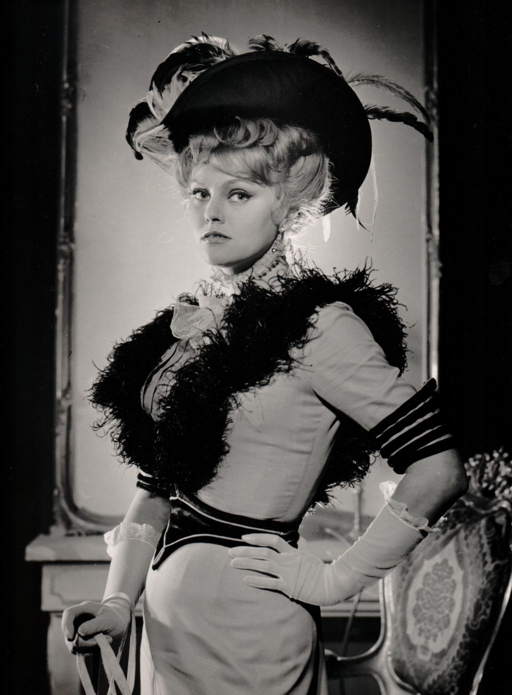 Aleksandra Zawieruszanka w roli Żanety Dylskiej w WILKACH NOCY Tadeusza Rittnera w reż.  Henryka Szletyńskiego. Premiera w Teatrze Narodowym 4 października 1962. Fot. Franciszek Myszkowski