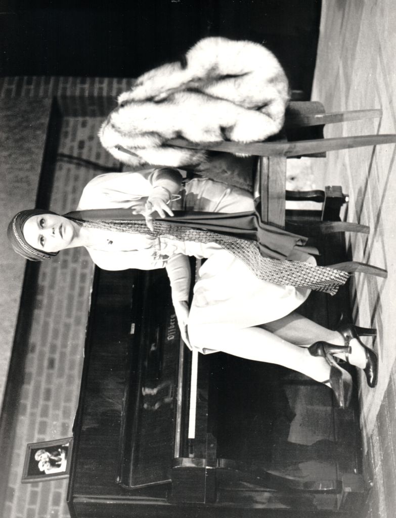 Aleksandra Zawieruszanka w roli Pani w DWÓCH TEATRACH Jerzego Szaniawskiego w reż. Andrzeja Łapickiego. Premiera w Teatrze Małym – scenie Teatru Narodowego 29 kwietnia 1978. Fot. Cezary Marek Langda