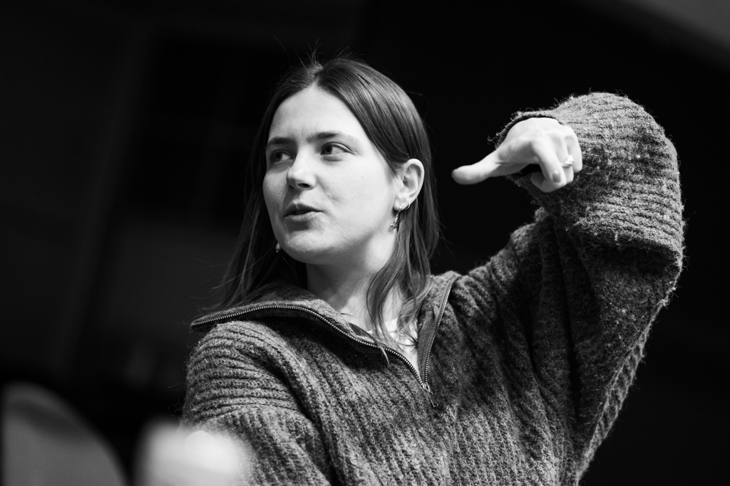 MĘŻCZYŹNI OBJAŚNIAJĄ MI ŚWIAT – próba: Klaudia Gębska – reżyserka, współautorka adaptacji (wraz z Mariuszem Gołoszem). Fot. Marta Ankiersztejn 